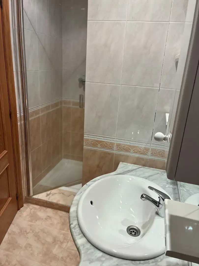Badezimmer von Wohnung zur Miete in Melide mit Heizung, Parkett und Abstellraum