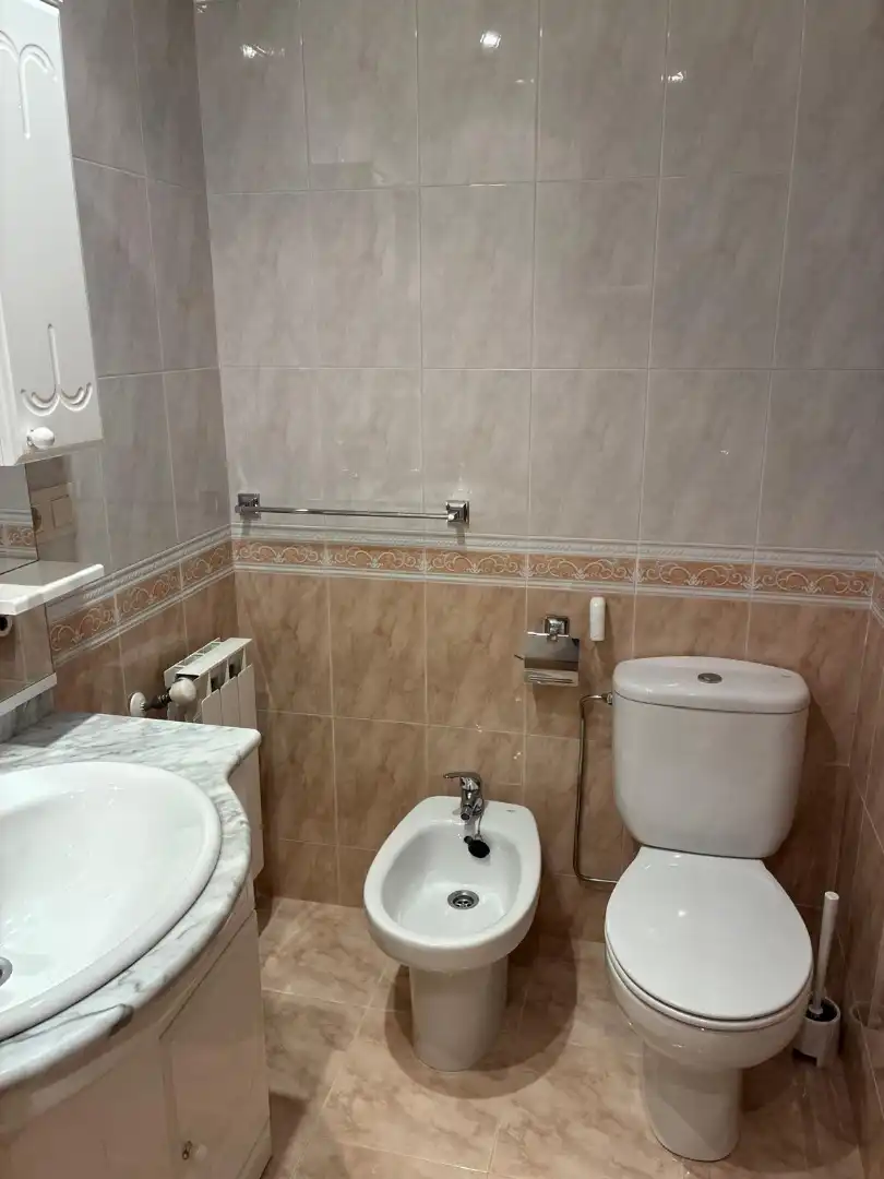 Badezimmer von Wohnung zur Miete in Melide mit Heizung, Parkett und Abstellraum