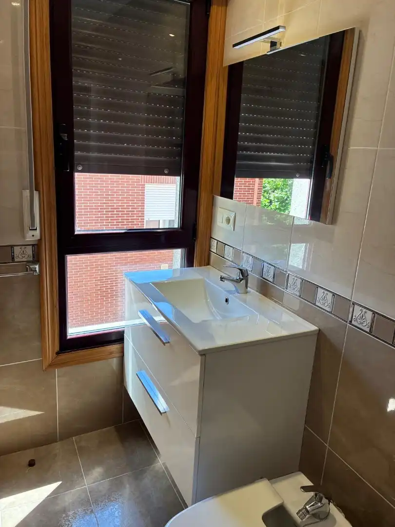 Badezimmer von Wohnung zur Miete in Melide mit Heizung, Parkett und Abstellraum