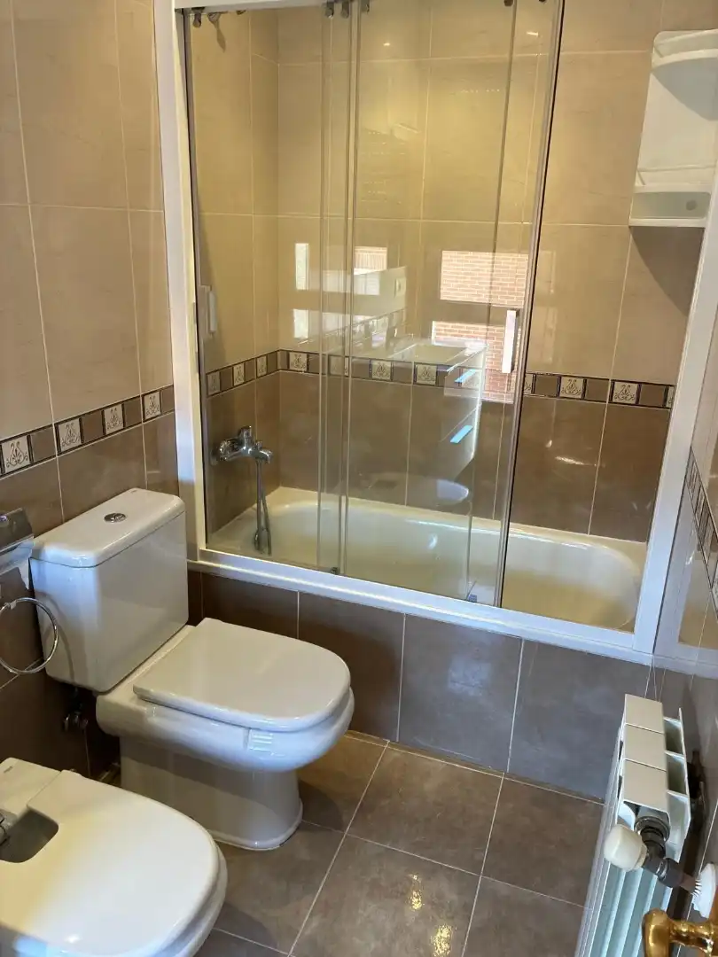Badezimmer von Wohnung zur Miete in Melide mit Heizung, Parkett und Abstellraum
