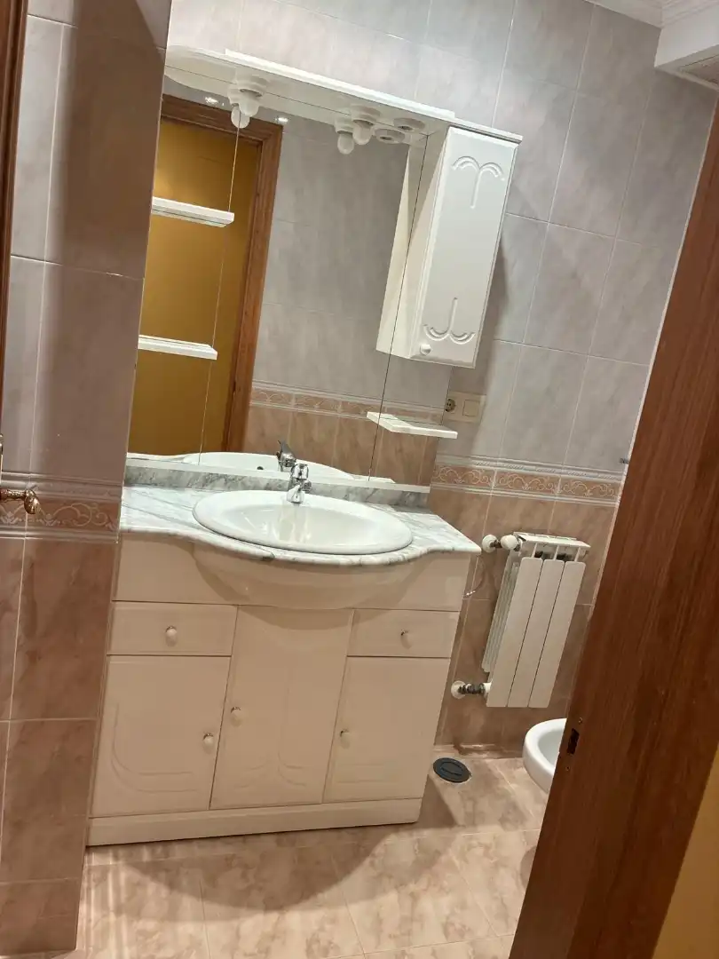 Badezimmer von Wohnung zur Miete in Melide mit Heizung, Parkett und Abstellraum