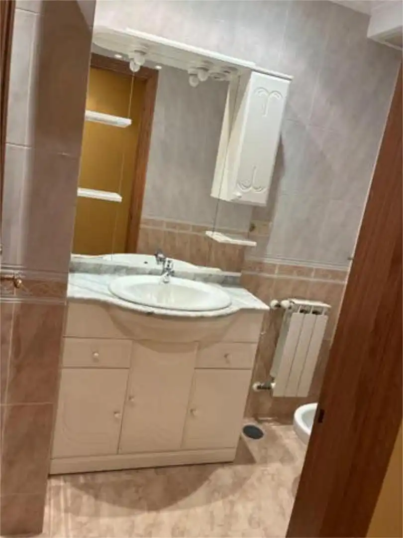 Badezimmer von Wohnung zur Miete in Melide mit Heizung, Terrasse und Abstellraum