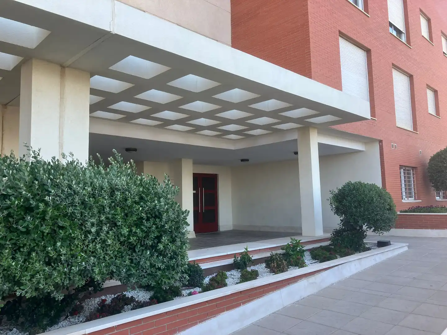 Vista exterior de Pis en venda en Almería amb Aire condicionat, Calefacció i Jardí privat