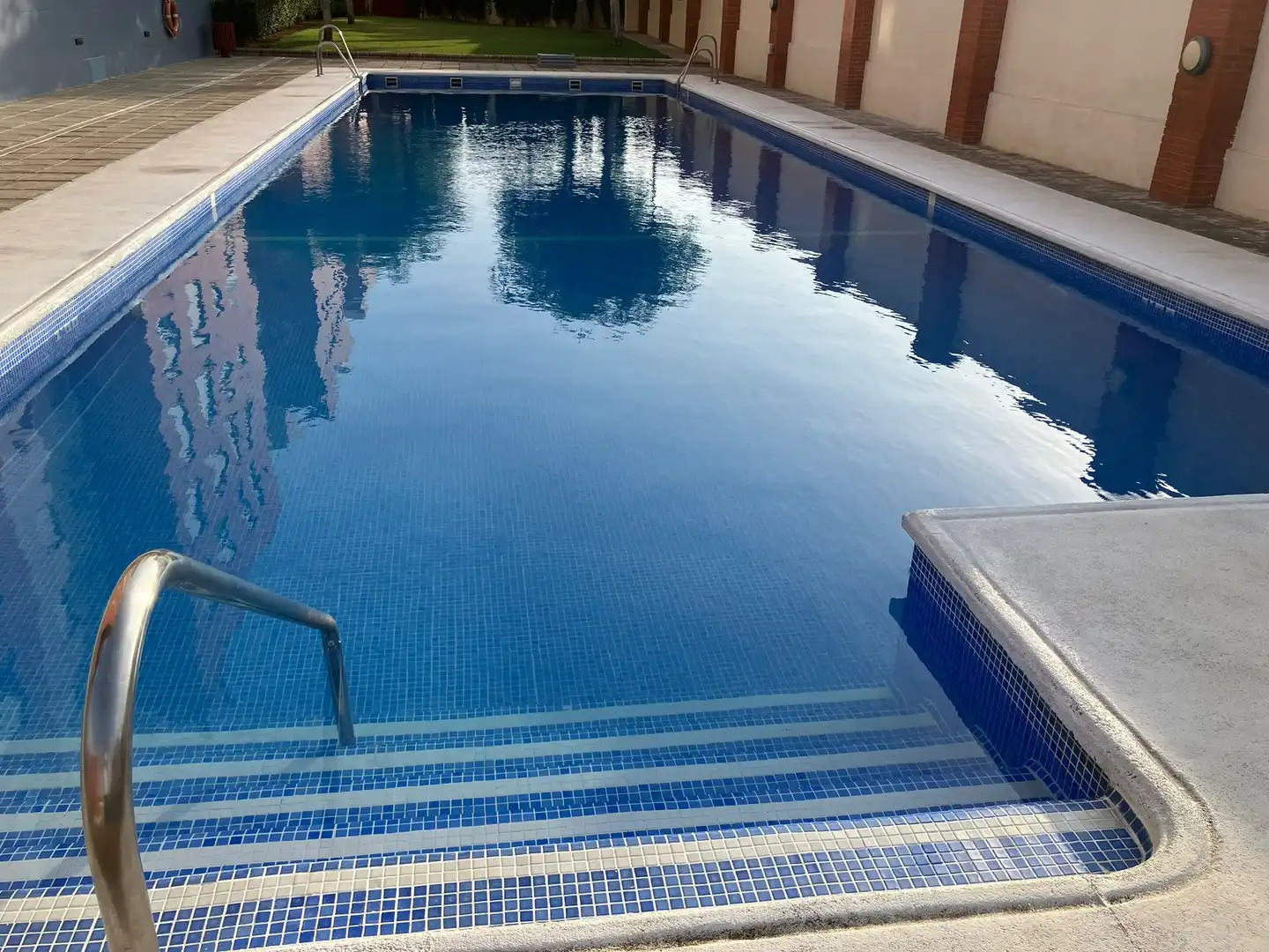 Piscina de Pis en venda en Almería amb Aire condicionat, Calefacció i Jardí privat