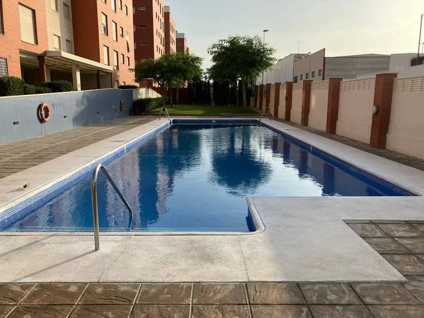 Piscina de Pis en venda en Almería amb Aire condicionat, Calefacció i Jardí privat