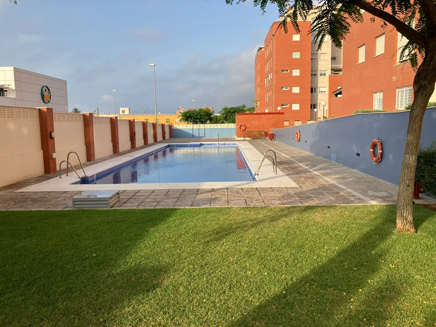 Piscina de Pis en venda en Almería amb Aire condicionat, Calefacció i Jardí privat