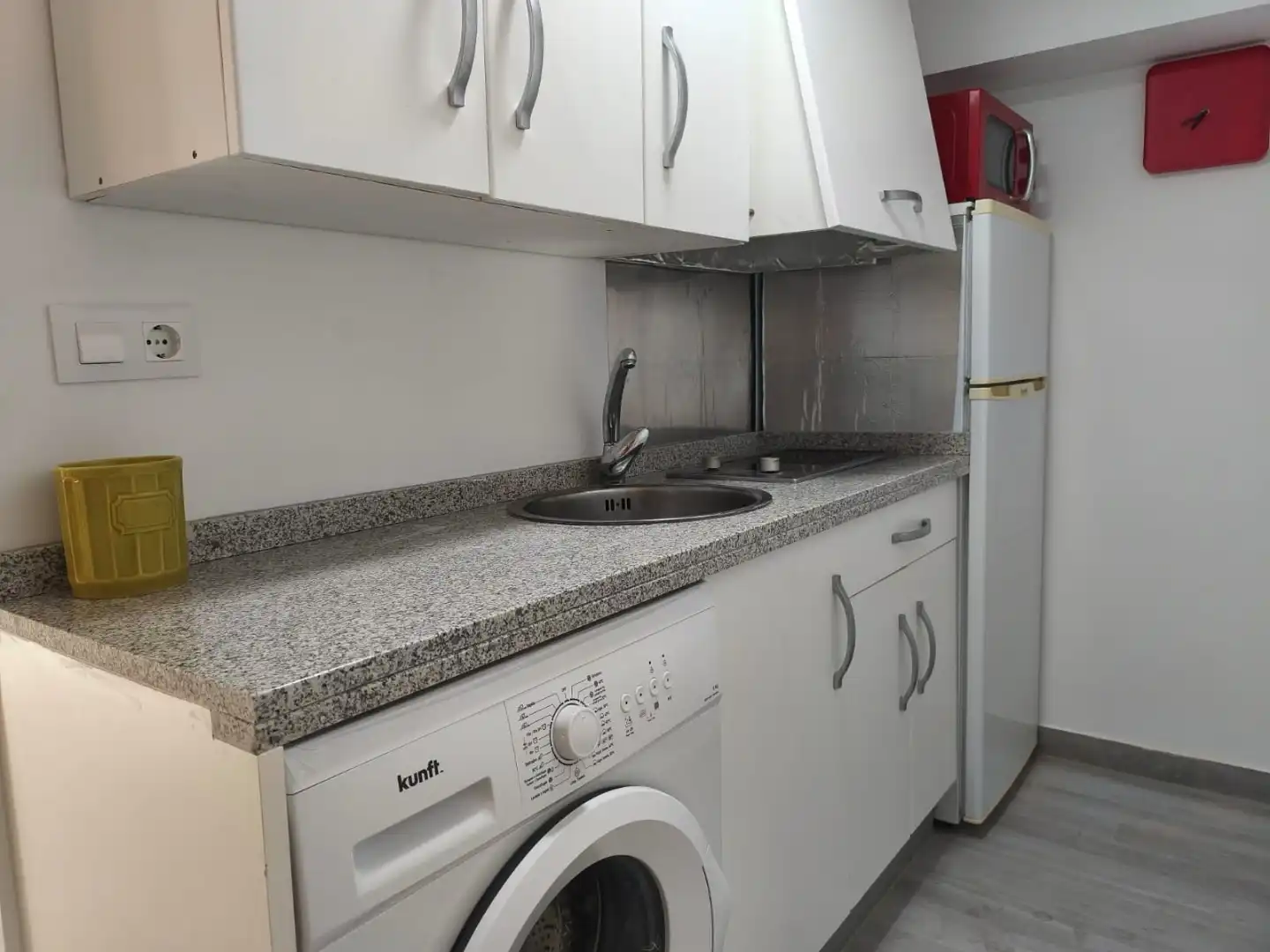 Cuina de Àtic de lloguer en Sevilla amb Aire condicionat, Calefacció i Jardí privat