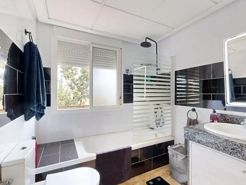 Bathroom of Houses for sale in Espartinas  with Air Conditioner and Swimming Pool