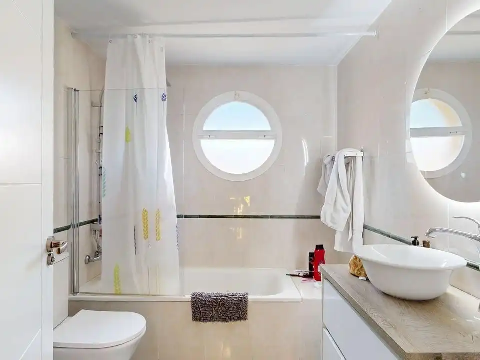 Bathroom of Houses for sale in Espartinas  with Air Conditioner and Swimming Pool