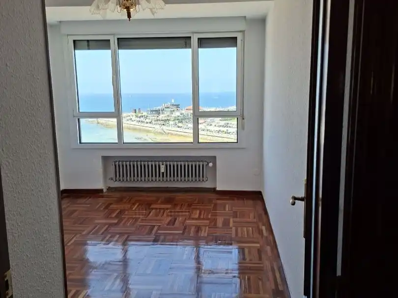 Habitación de Piso en venta en Gijón  con Calefacción, Parquet y Terraza