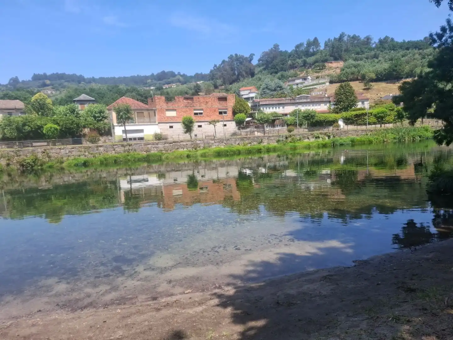 Vista exterior de Planta baja de alquiler en Leiro con Calefacción, Jardín privado y Trastero