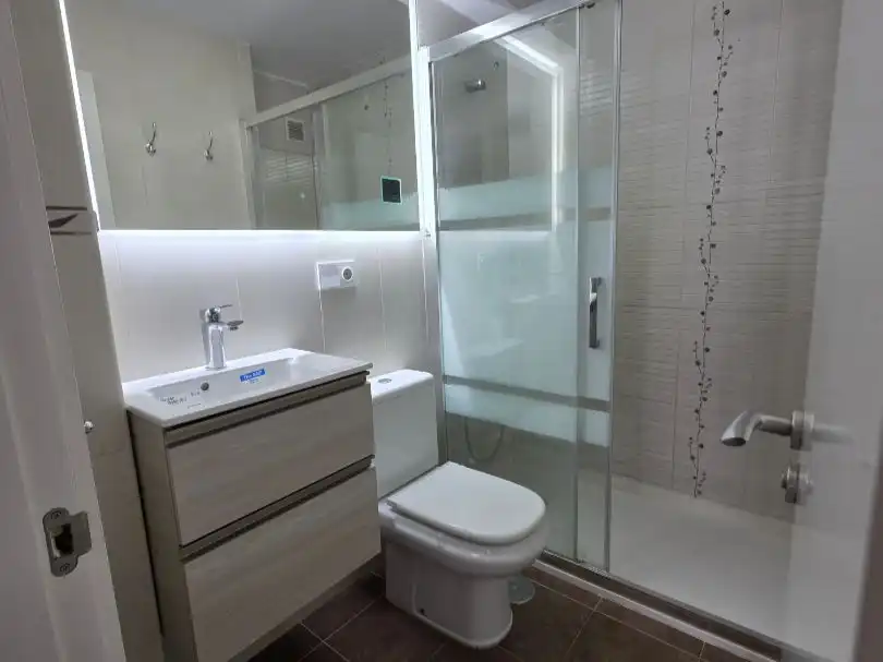 Piso de alquiler en Calle González Besada, 23, Auditorio - Seminario - Parque de Invierno Baño de Piso de alquiler en Oviedo con Calefacción, Amueblado y Videoportero