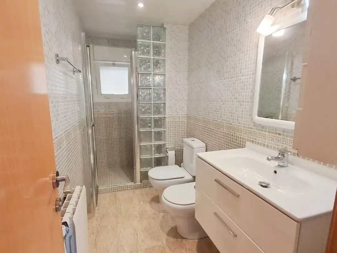 Wohnung zum Verkauf in Carrer Santa Victoria, 7, Centre Badezimmer von Wohnung zum Verkauf in Sant Pol de Mar mit Terrasse und Schwimmbad