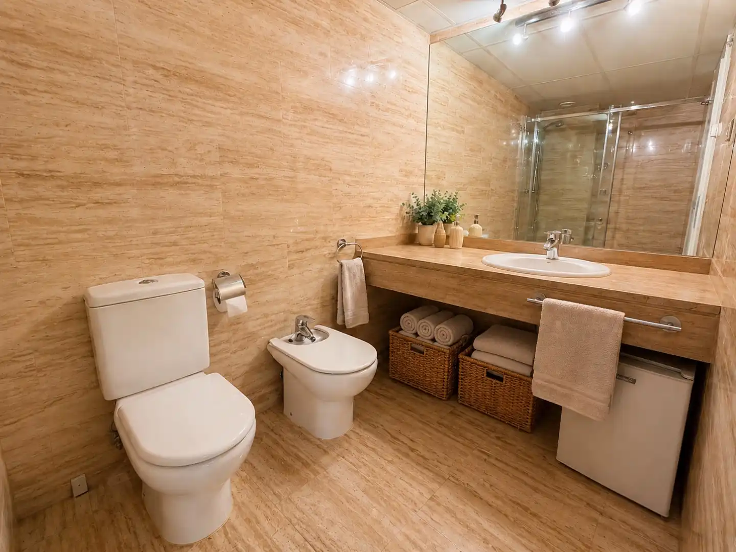 Baño de Ático de alquiler en Madrid con Aire acondicionado, Calefacción y Parquet