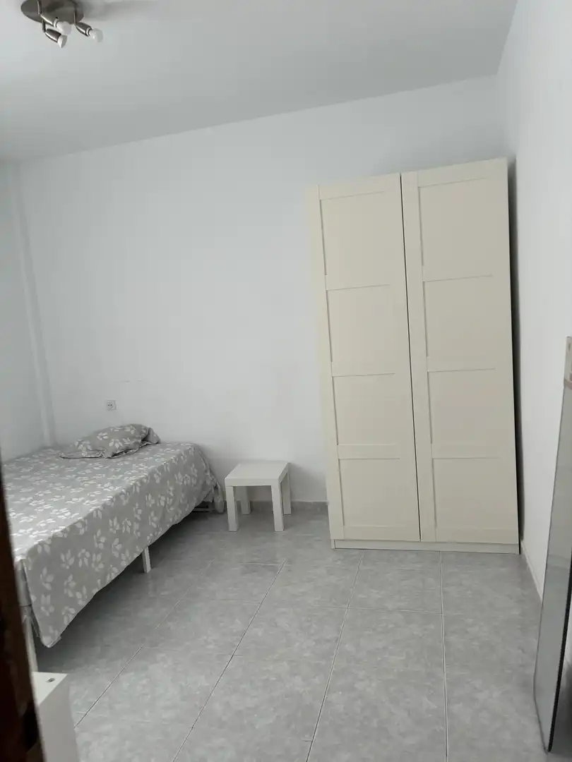 Pis de lloguer a Calle Espejo Blancas, 9, Santa Rosa - Valdeolleros Dormitori de Pis de lloguer en Córdoba amb Aire condicionat, Calefacció i Moblat