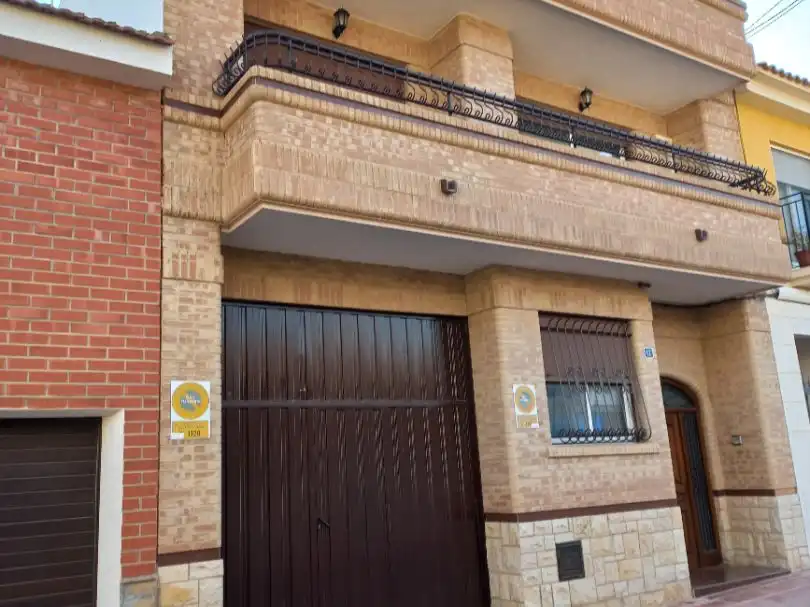 Vista exterior de Casa adosada de alquiler en San Vicente del Raspeig / Sant Vicent del Raspeig con Aire acondicionado, Calefacción y Jardín privado
