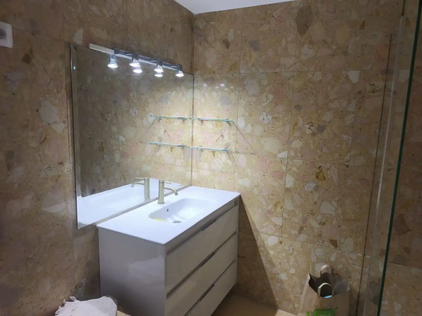 Flat for rent in Avenida del Reino de León, 7, León Capital Bathroom of Flat for rent in León Capital with Terrace and Balcony
