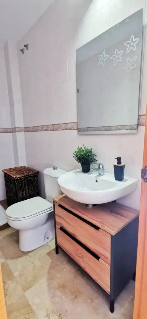 Baño de Dúplex de alquiler en Chiclana de la Frontera con Jardín privado, Terraza y Amueblado