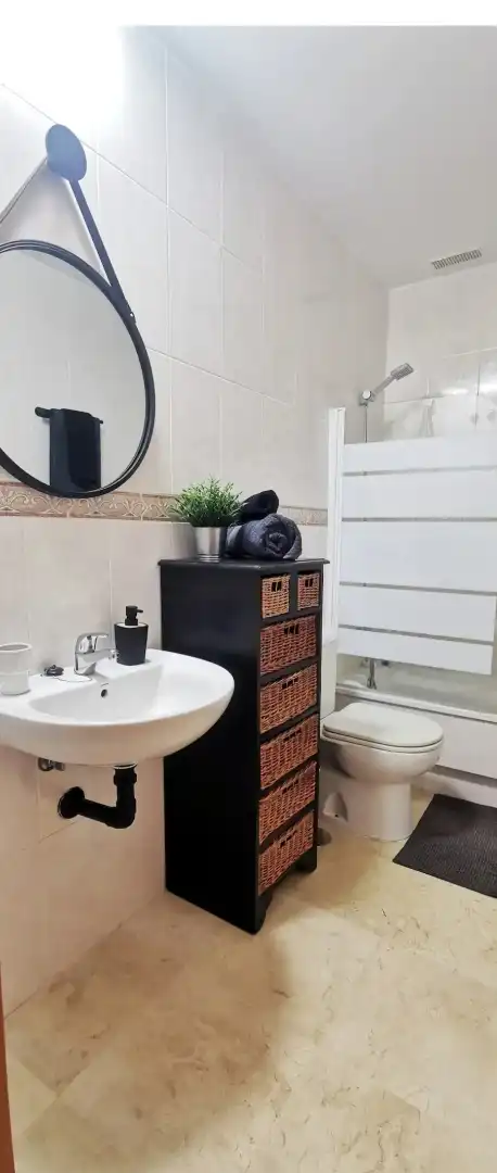 Baño de Dúplex de alquiler en Chiclana de la Frontera con Jardín privado, Terraza y Amueblado