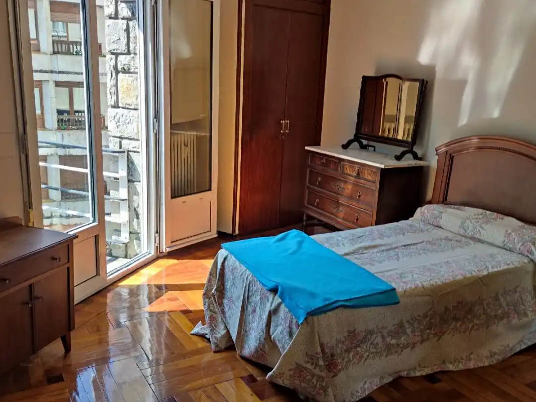 Flat for sale in Calle Menéndez Valdés, 11, Centro Bedroom of Flat for sale in Gijón with Balcony