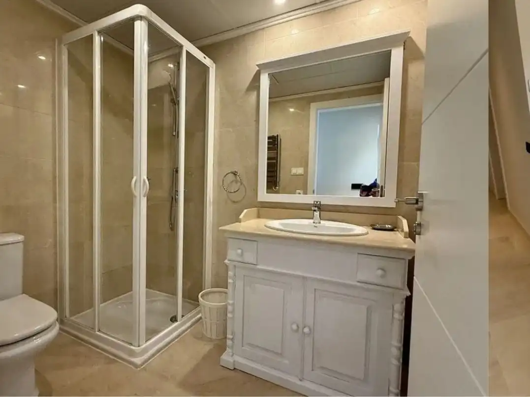 Flat for rent in Calle Los Arqueros, 23, Los Arqueros - Puerto del Almendro Bathroom of Flat for rent in Benahavís with Heating, Private garden and Terrace