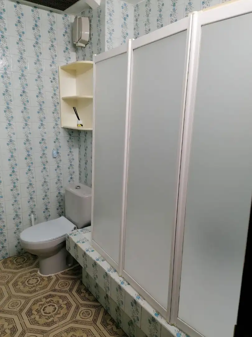 Baño de Piso de alquiler en Ourense Capital  con Calefacción, Parquet y Amueblado