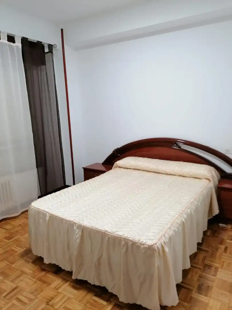Habitación de Piso de alquiler en Ourense Capital  con Calefacción, Parquet y Amueblado