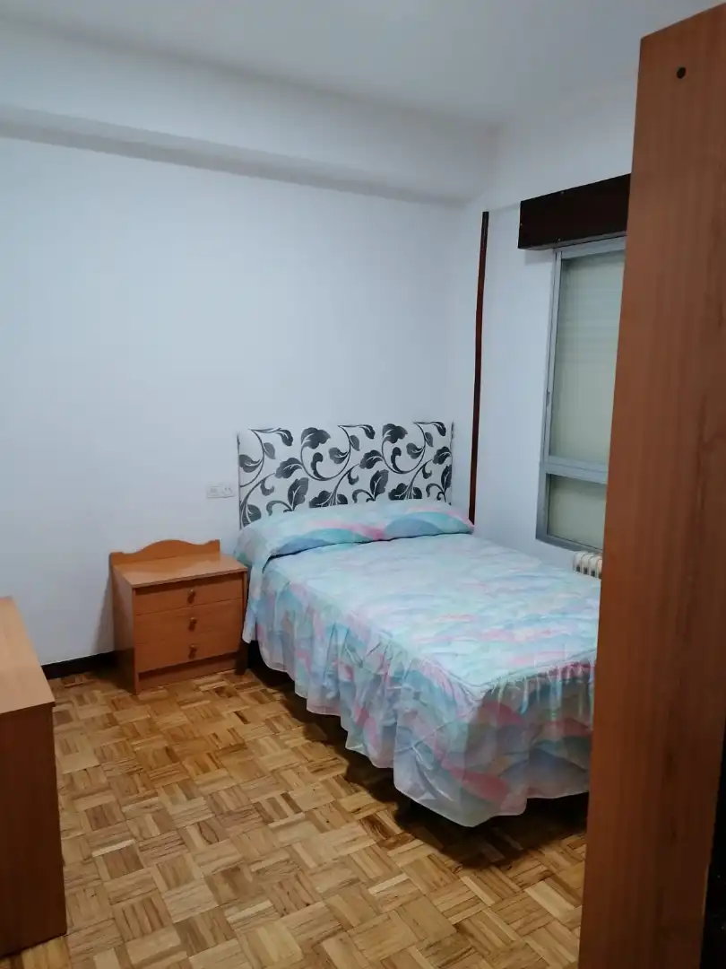 Habitación de Piso de alquiler en Ourense Capital  con Calefacción, Parquet y Amueblado