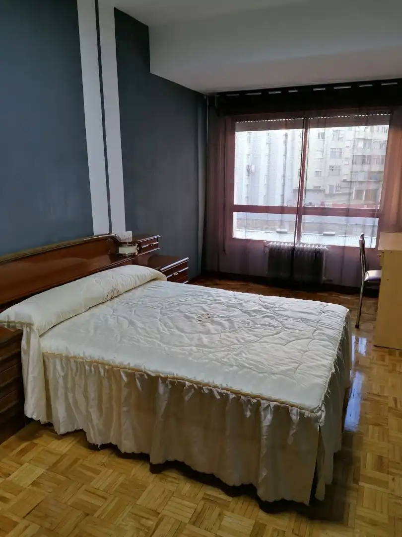 Habitación de Piso de alquiler en Ourense Capital  con Calefacción, Parquet y Amueblado