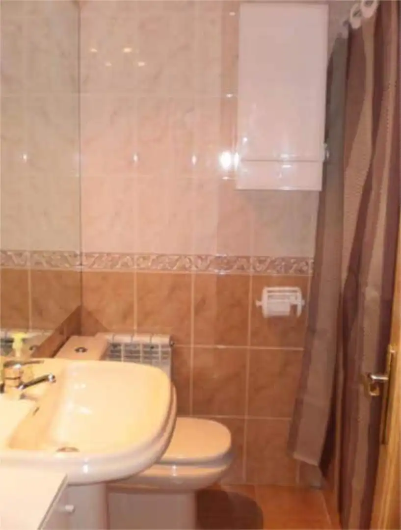 Baño de Apartamento de alquiler en Jaca con Calefacción, Trastero y Piscina