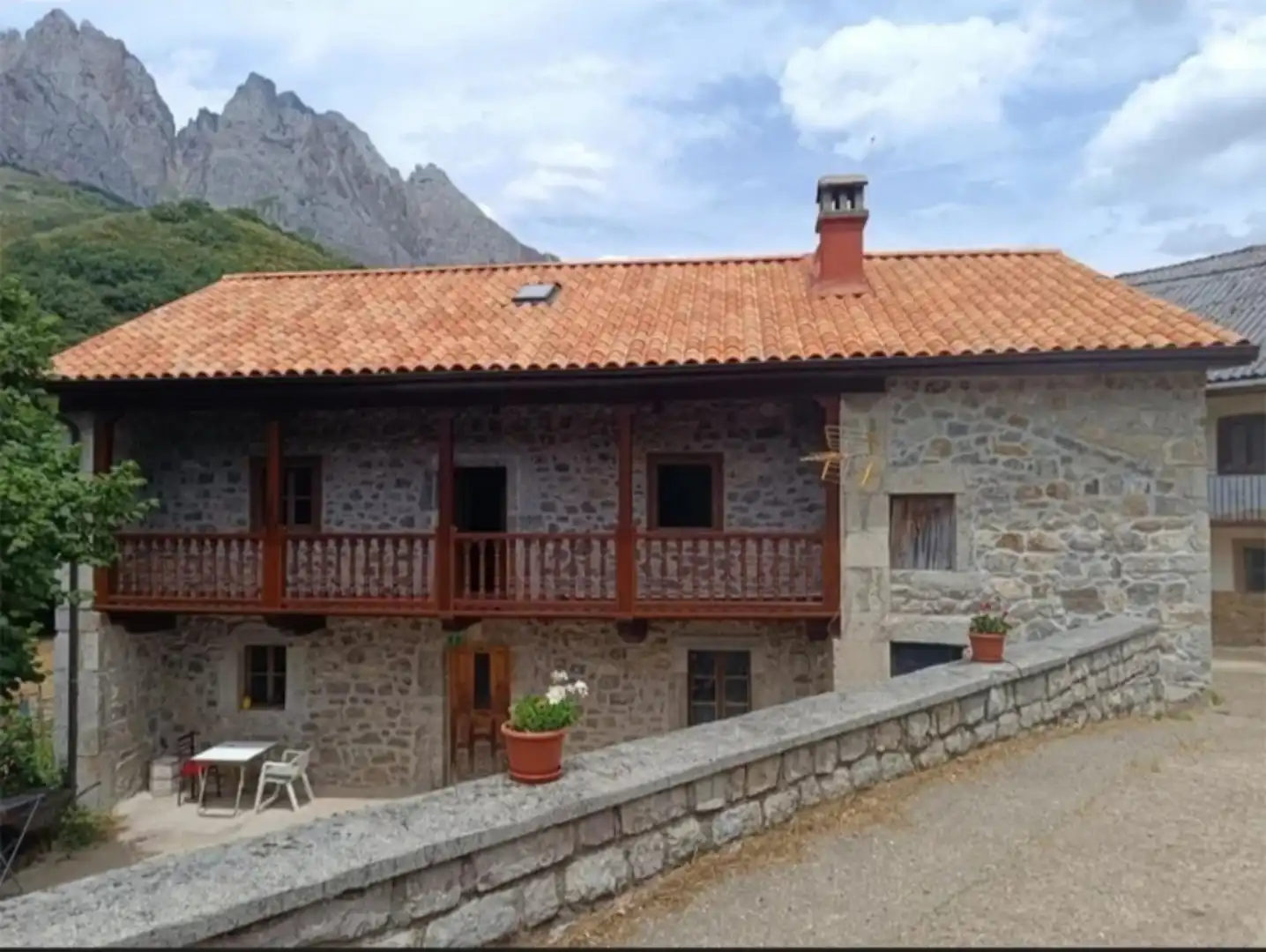 Vista exterior de Finca rústica de lloguer en Posada de Valdeón amb Jardí privat, Terrassa i Moblat