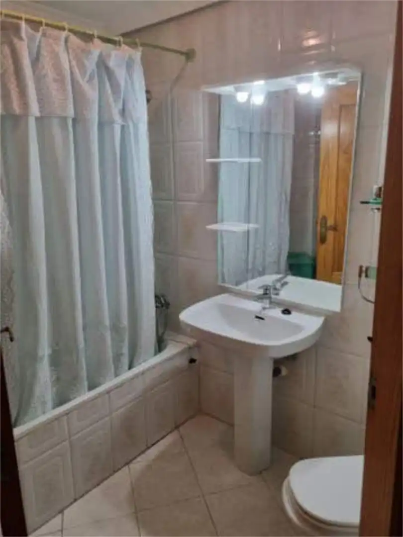 Flat for rent in Navalmoral de la Mata Bathroom of Flat for rent in Navalmoral de la Mata with Terrace and Furnished