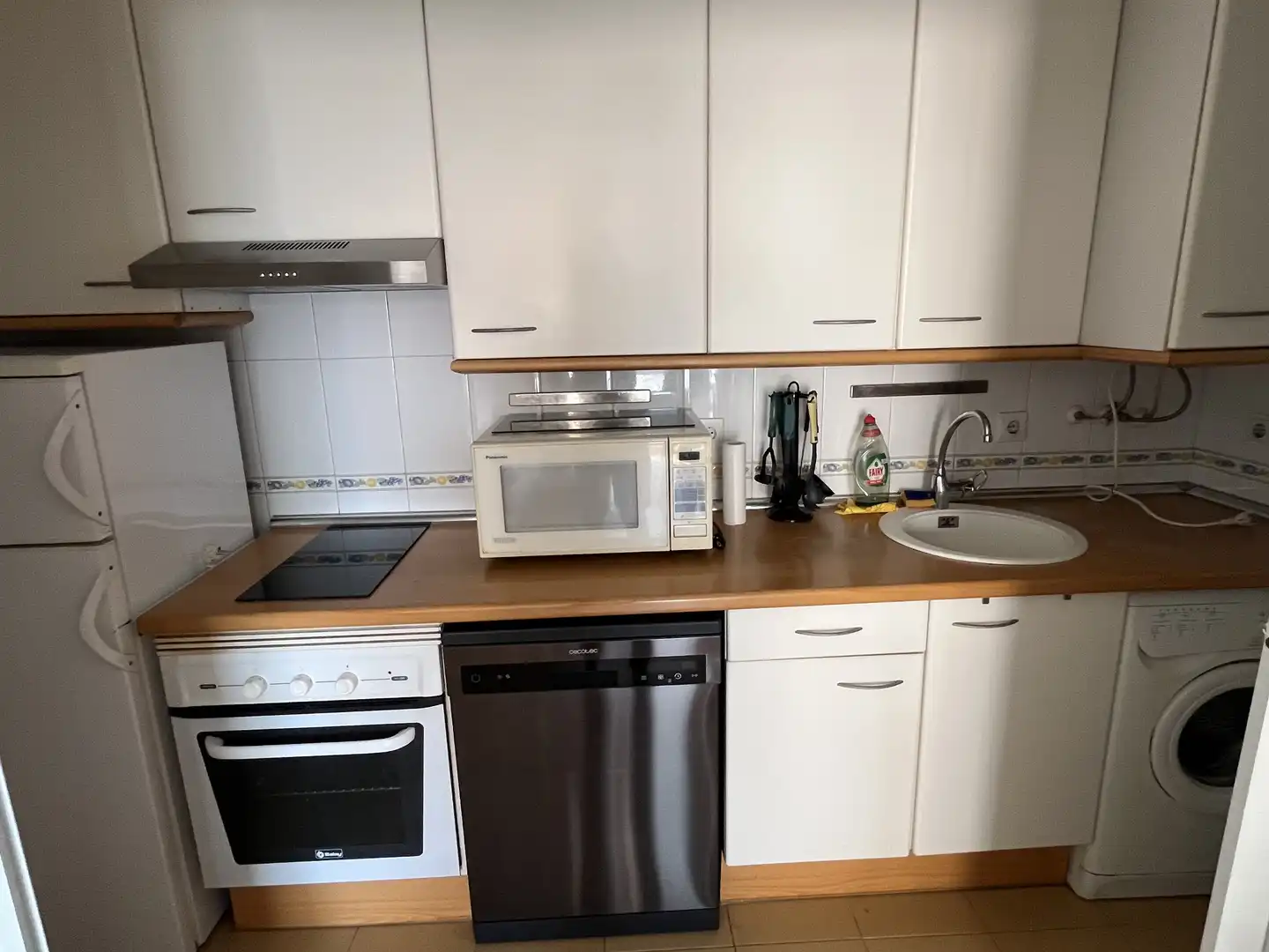 Flat for rent in Calle de Julián Camarillo, Simancas Kitchen of Flat for rent in Madrid with Air Conditioner, Heating and Private garden