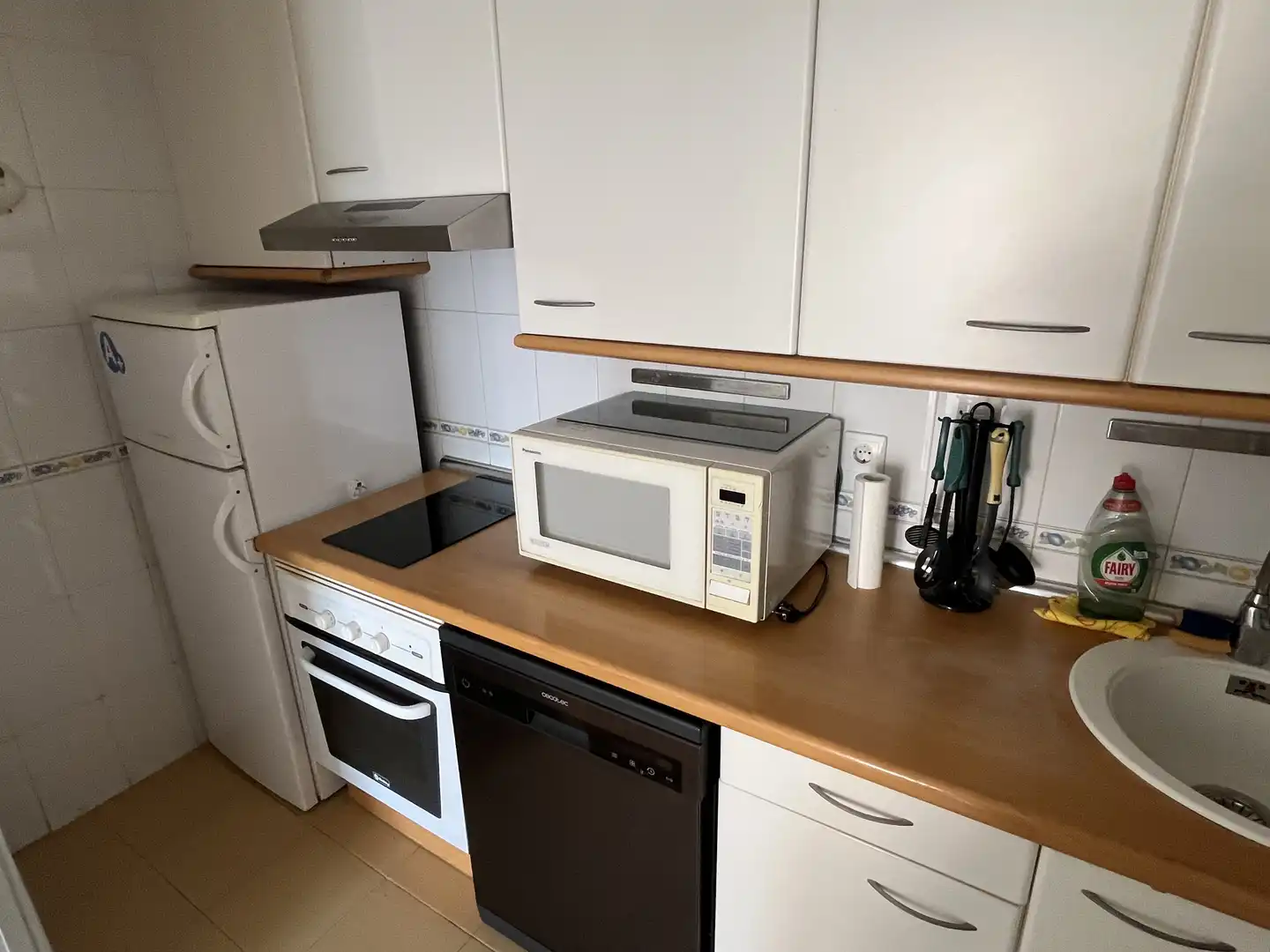 Flat for rent in Calle de Julián Camarillo, Simancas Kitchen of Flat for rent in Madrid with Air Conditioner, Heating and Private garden