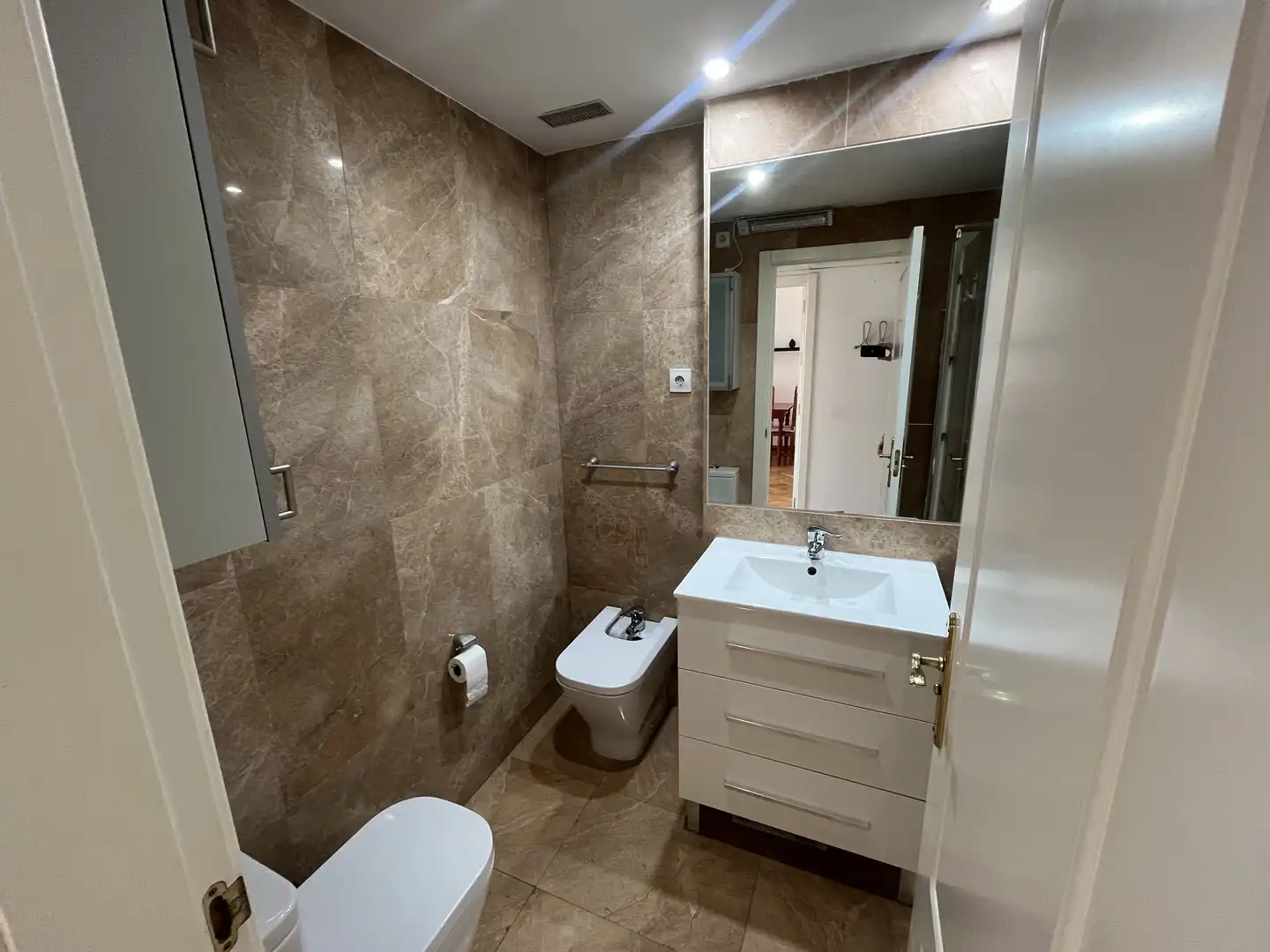 Flat for rent in Calle de Julián Camarillo, Simancas Bathroom of Flat for rent in Madrid with Air Conditioner, Heating and Private garden