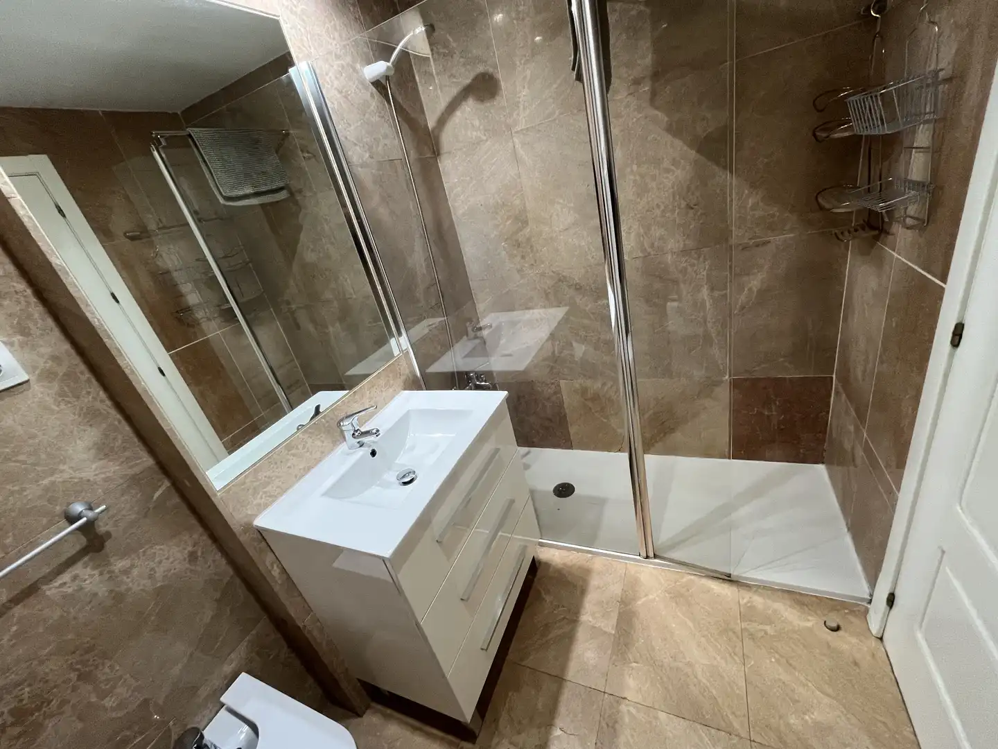 Flat for rent in Calle de Julián Camarillo, Simancas Bathroom of Flat for rent in Madrid with Air Conditioner, Heating and Private garden