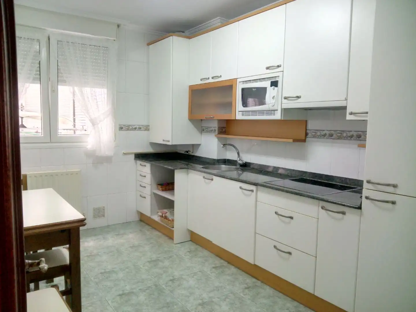 Flat for rent in Hermandad de las Marismas, 2, Cotolino Kitchen of Flat for rent in Castro-Urdiales with Heating, Parquet flooring and Terrace