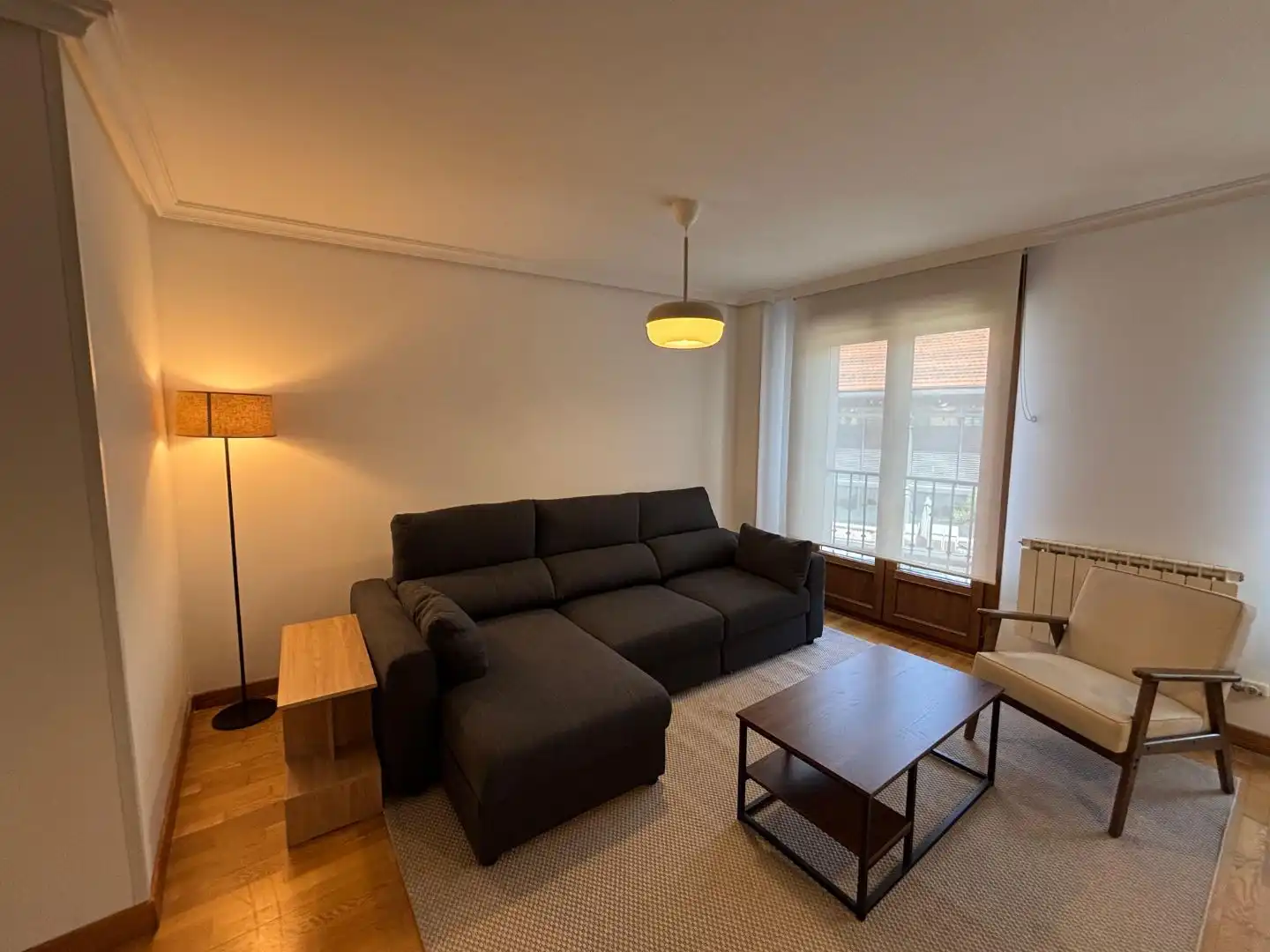 Living room of Flat for rent in Valladolid  with Heating, Parquet flooring and Furnished