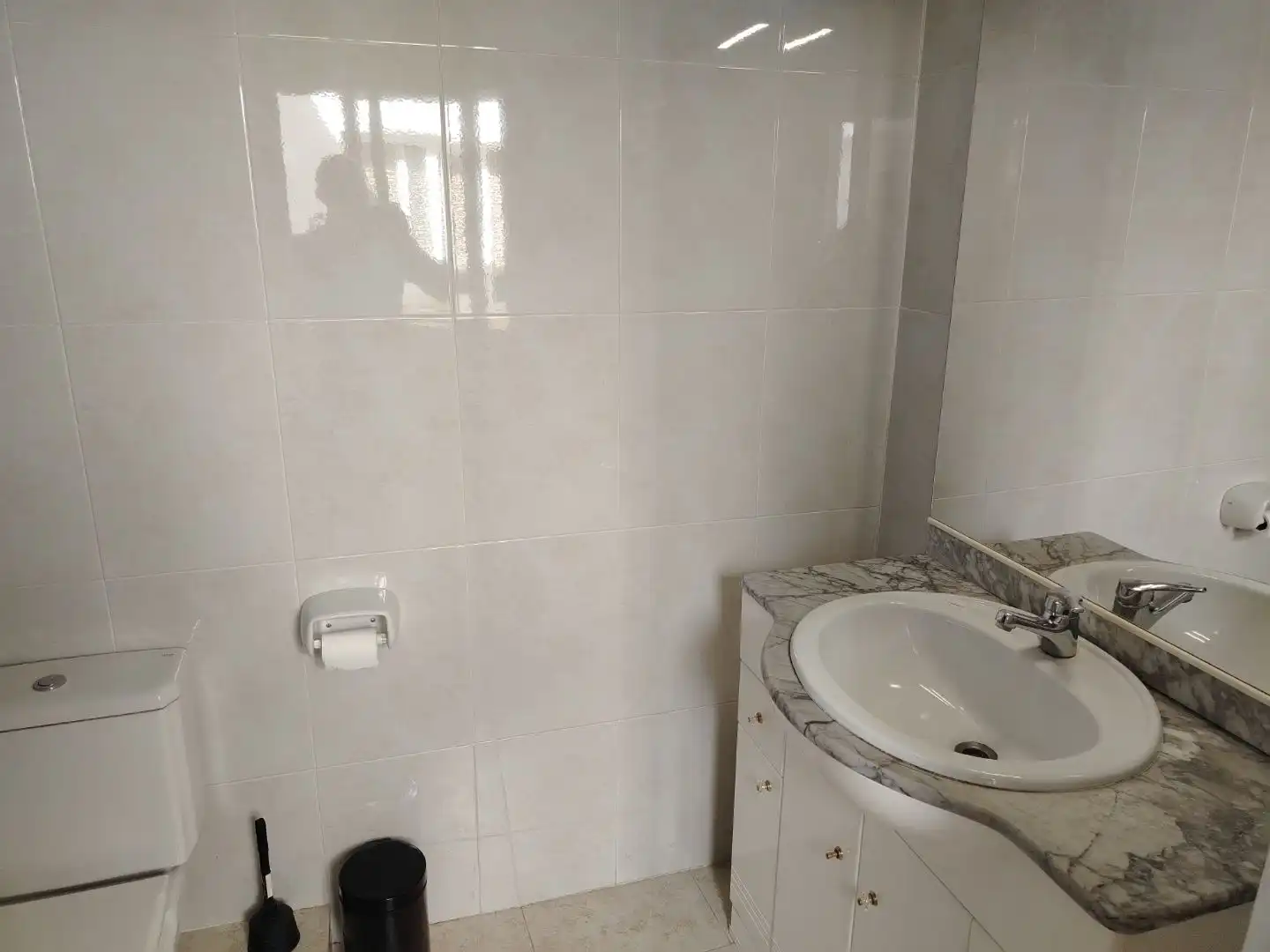 Baño de Piso de alquiler en Tarragona con Aire acondicionado, Terraza y Amueblado