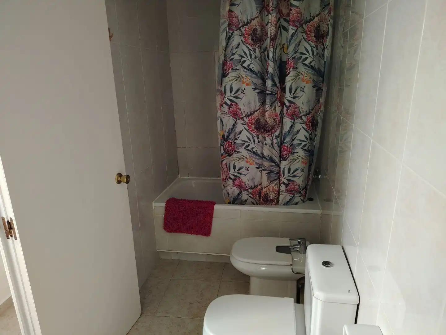 Baño de Piso de alquiler en Tarragona con Aire acondicionado, Terraza y Amueblado