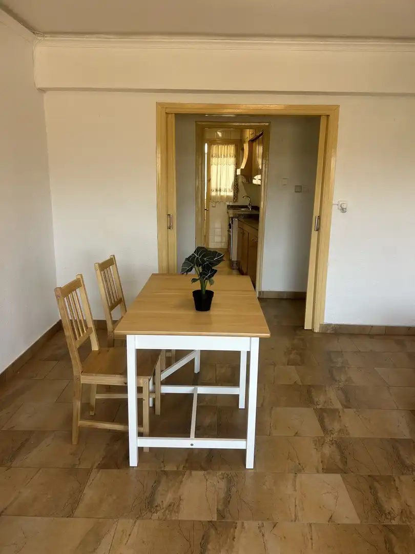 Pis de lloguer a Calle Río Vinalopó, 76, San Crispín - Huerta Nueva-Estación Menjador de Pis de lloguer en Elda amb Aire condicionat, Calefacció i Moblat