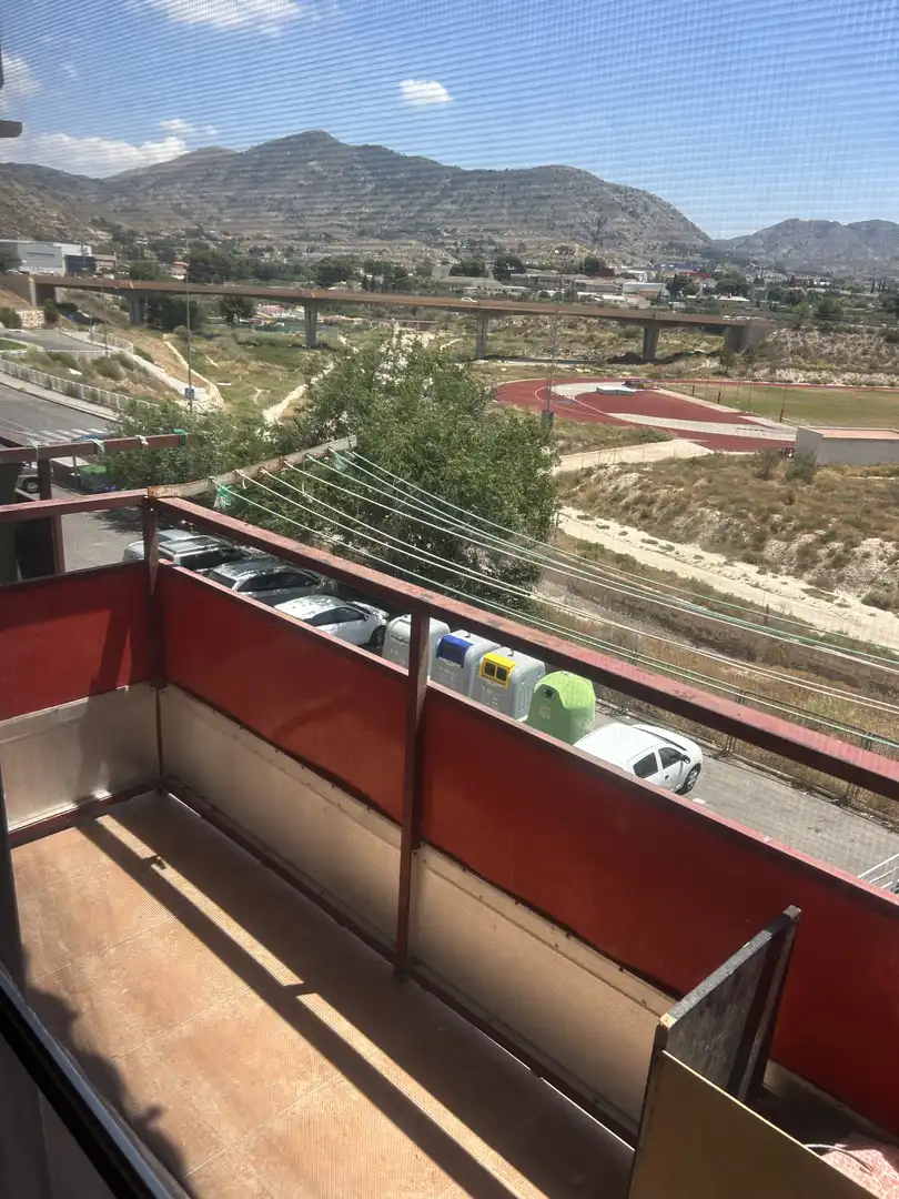 Pis de lloguer a Calle Río Vinalopó, 76, San Crispín - Huerta Nueva-Estación Aparcament de Pis de lloguer en Elda amb Aire condicionat, Calefacció i Moblat