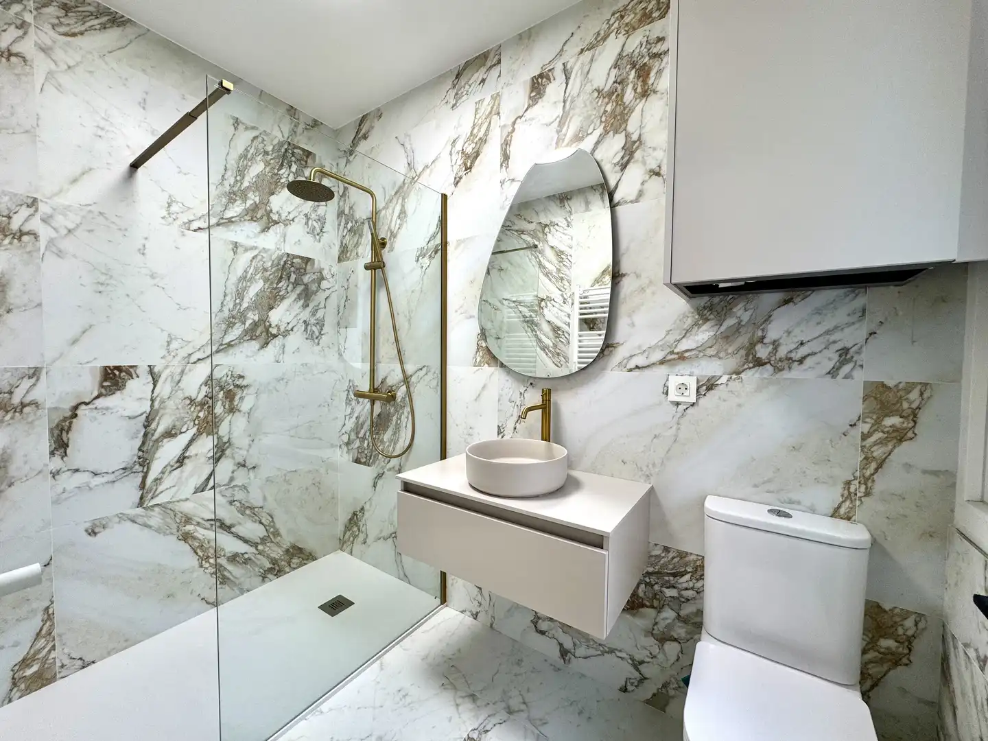 Piso en venta en Gregorio de la Revilla Zumarkalea, 18, Zona Indautxu Baño de Piso en venta en Bilbao con Terraza