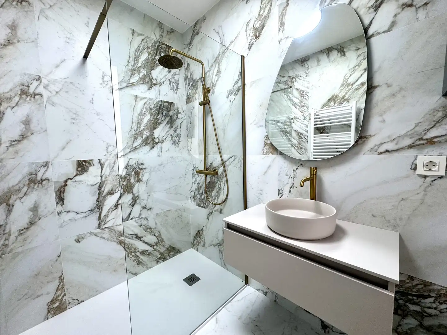 Piso en venta en Gregorio de la Revilla Zumarkalea, 18, Zona Indautxu Baño de Piso en venta en Bilbao con Terraza