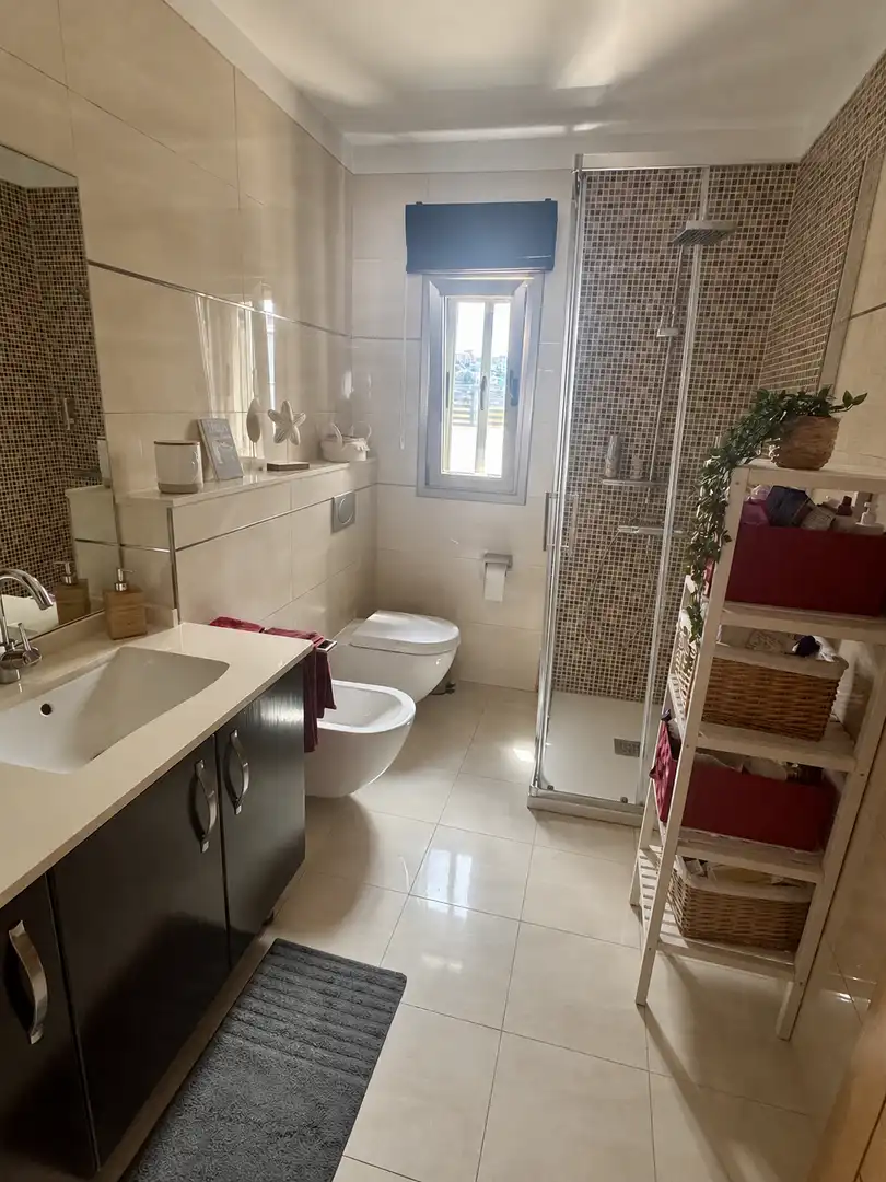 Baño de Casa adosada para compartir en San Cristóbal de la Laguna con Jardín privado, Parquet y Terraza