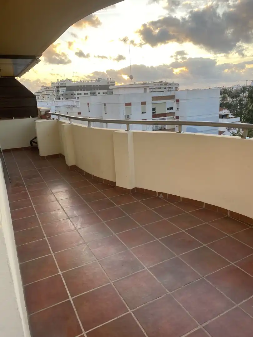 Piso de alquiler en Avenida Juan Carlos I, 100, Parque Central Terraza de Piso de alquiler en Estepona con Aire acondicionado, Calefacción y Jardín privado