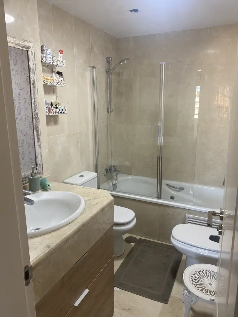 Piso de alquiler en Avenida Juan Carlos I, 100, Parque Central Baño de Piso de alquiler en Estepona con Aire acondicionado, Calefacción y Jardín privado