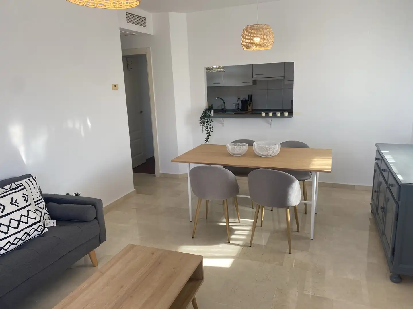 Piso de alquiler en Avenida Juan Carlos I, 100, Parque Central Comedor de Piso de alquiler en Estepona con Aire acondicionado, Calefacción y Jardín privado