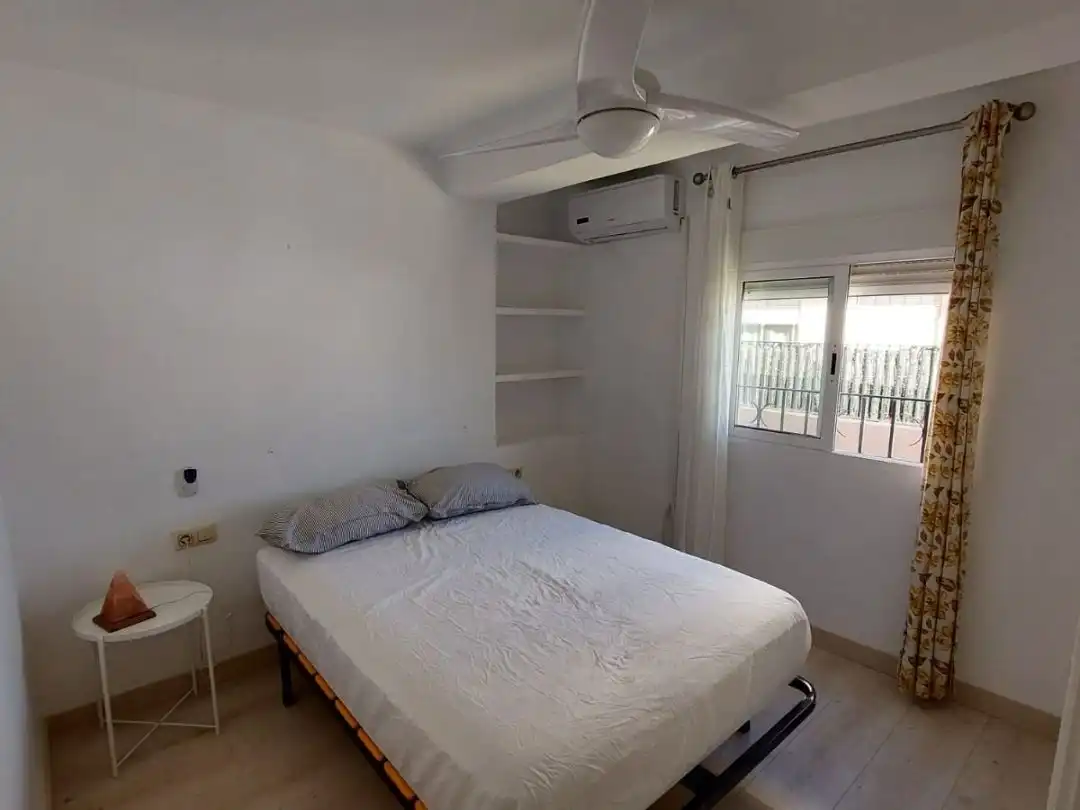 Habitación de Piso de alquiler en Almería con Aire acondicionado, Parquet y Amueblado