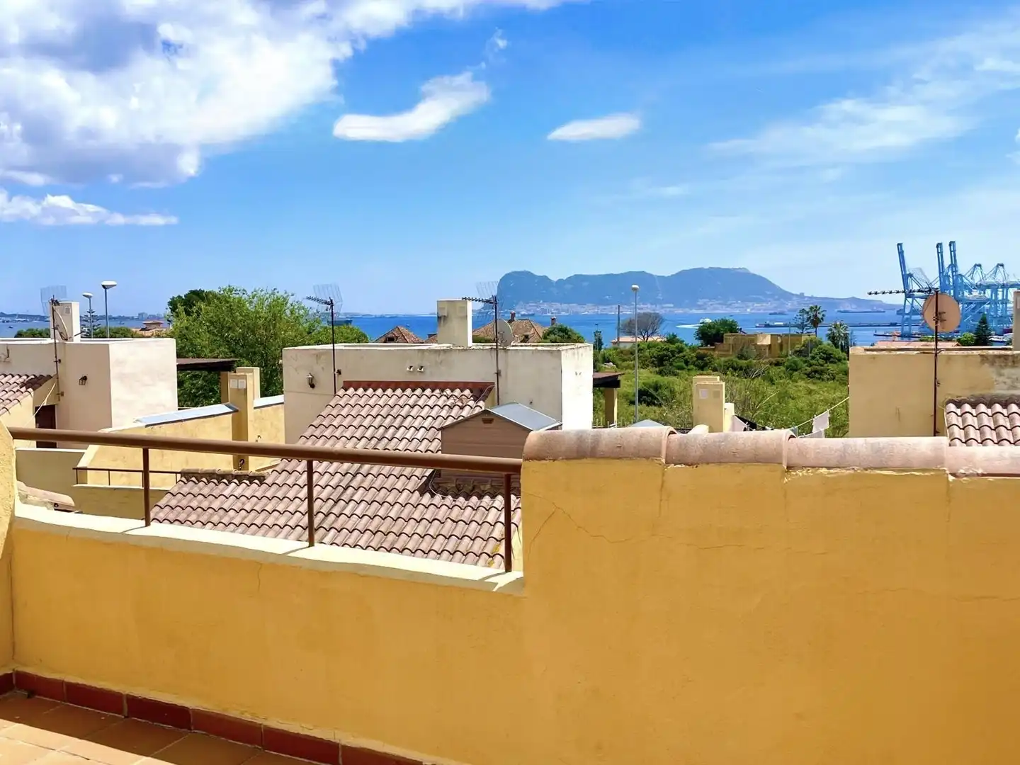 Casa adosada en venda a Misioneras Concepcionistas, 1, La Reconquista - El Rosario Vista exterior de Casa adosada en venda en Algeciras amb Aire condicionat, Calefacció i Jardí privat